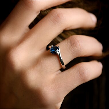 Anillo en oro con Diamante azul I2