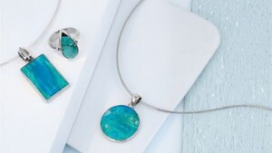 Was verleiht dem Atacama-Opal seine außergewöhnliche blautürkis bis grünblaue Farbe?