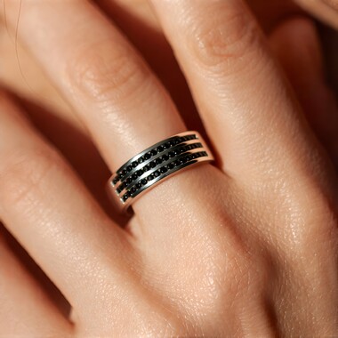 Anillo en plata con Espinela negra