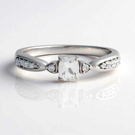 Anello in argento con Petalite