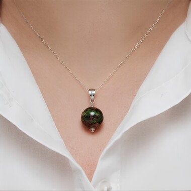 Pendentif en argent et Eudialyte