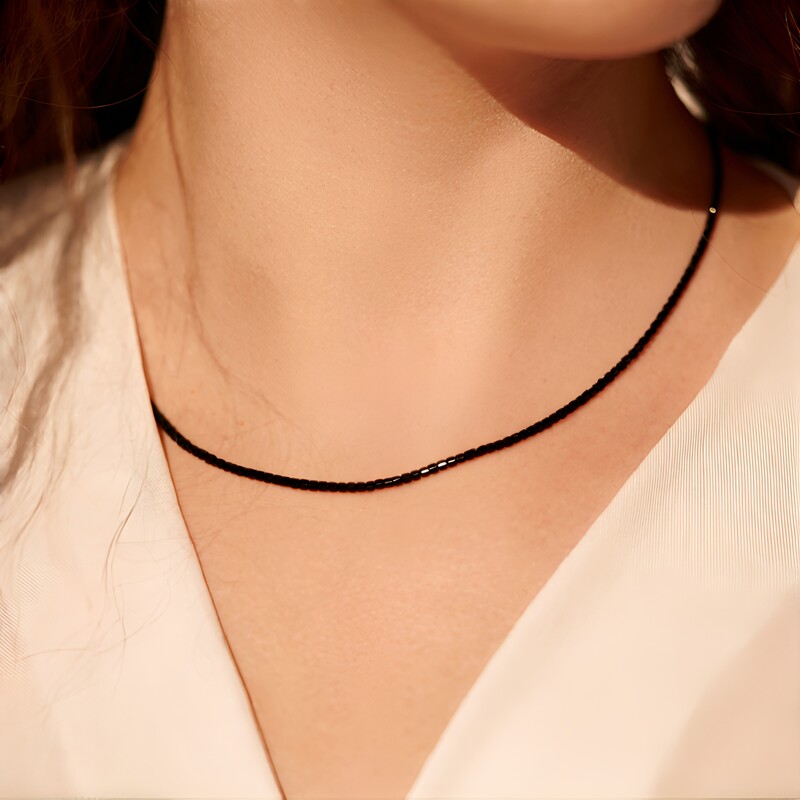 Collar en plata con Espinela negra