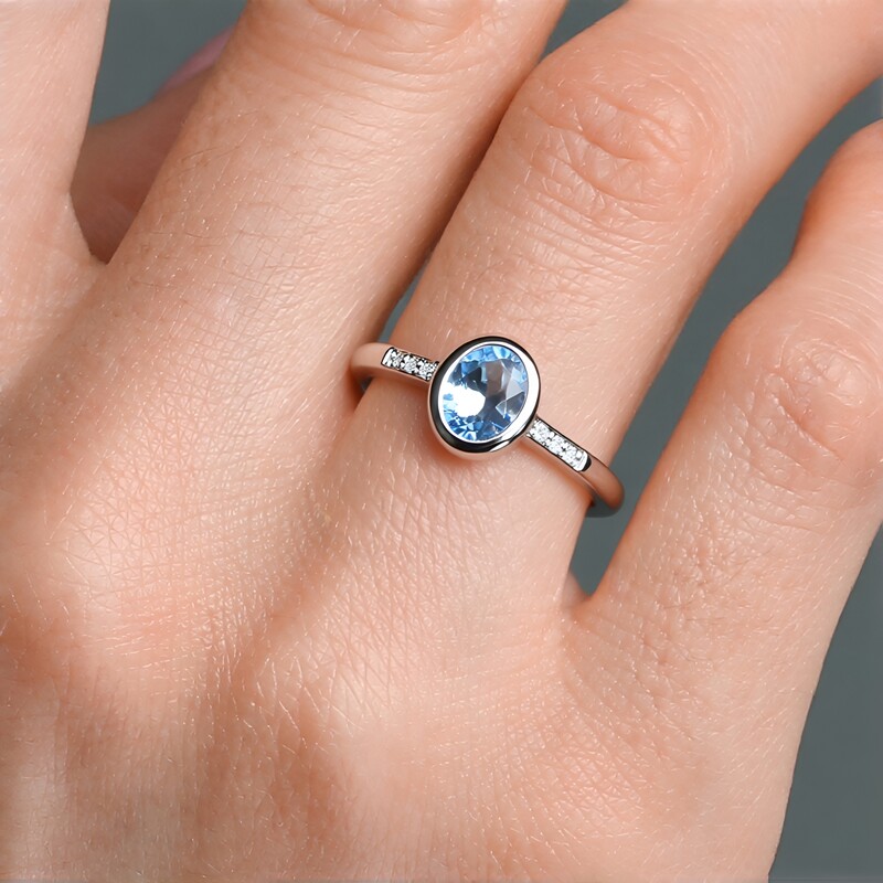 Zilveren ring met een Zwitsers-blauwe topaas