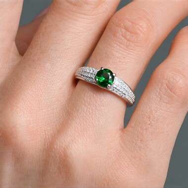 Anillo en oro con Demantoide de Madagascar (de Melo)