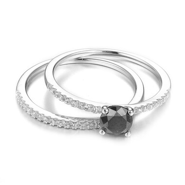 Zilveren ring met een zwarte diamant