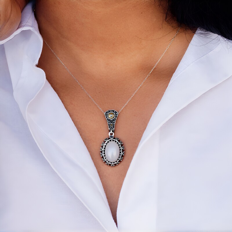 Colgante en plata con Piedra de Luna blanca (Annette classic)