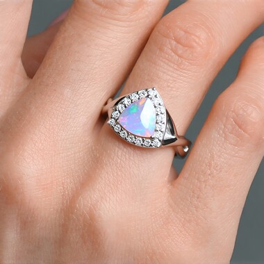 Anillo en plata con Ópalo de Welo