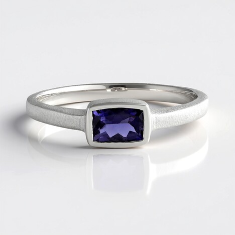 Anello in argento con Iolite
