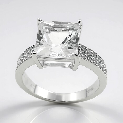 Anello in argento con Danburite