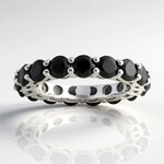 Anillo en plata con Espinela negra
