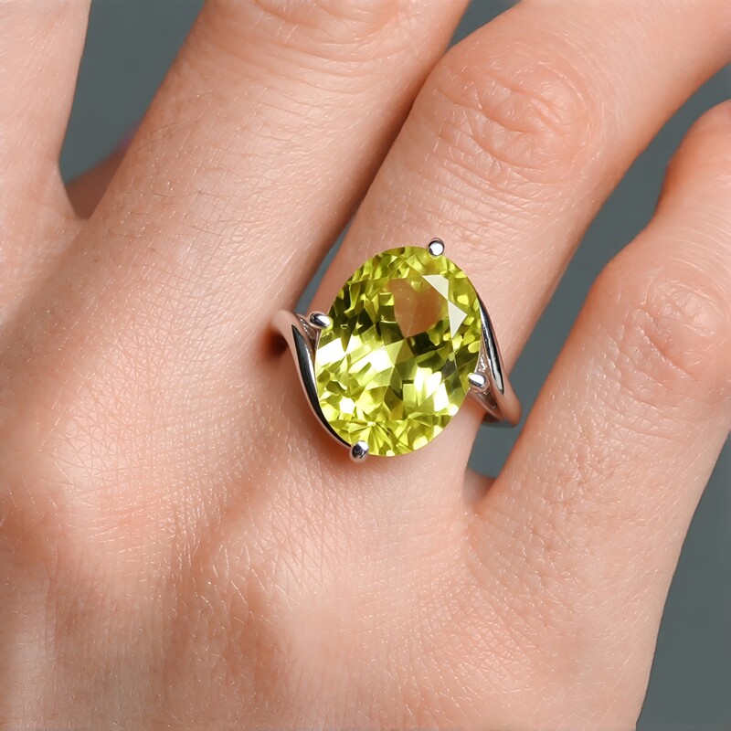 Zilveren ring met een Ouro Verde kwarts