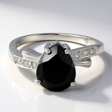 Zilveren ring met een zwarte spinel