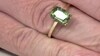 Gouden ring met een Ludwigiet peridoot (de Melo)