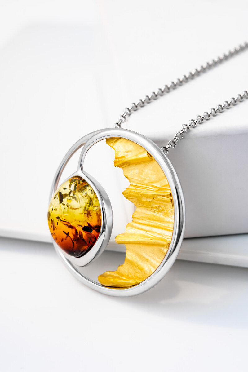 Zilveren halsketting met een Baltische barnsteen (dagen)