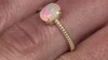 Gouden ring met een AAA Welo-opaal