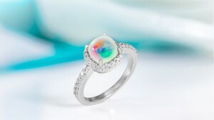 Welche Eigenschaft macht einen Opal als Schmuckstück besonders faszinierend?