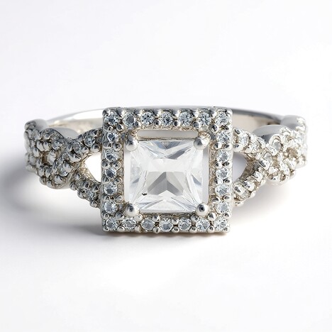 Anello in argento con Petalite