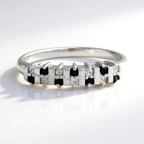 Anello in argento con Zaffiro Bianco e Spinello Nero