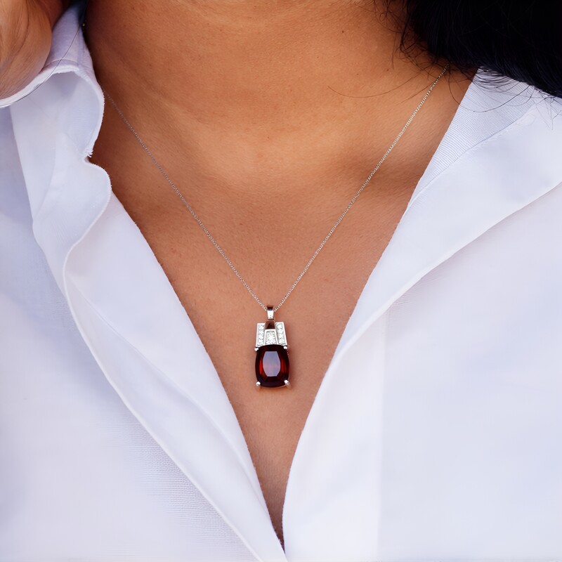 Zilveren hanger met een rode tijgeroog