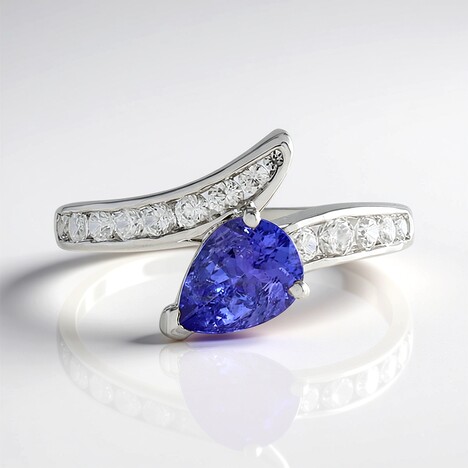 Anello in argento con Tanzanite