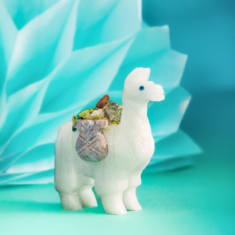 Figuur met een Alabaster Calciet