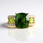 Anello in oro con Peridoto con Ludwigite (de Melo)