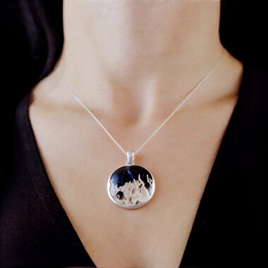 Colgante en plata con Madera de palma petrificada