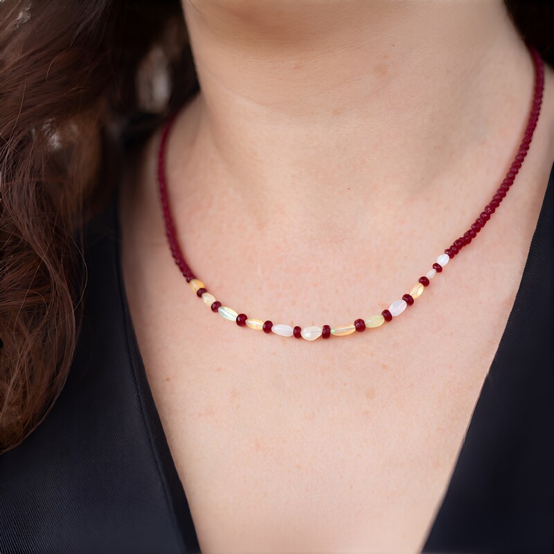 Zilveren halsketting met Welo-opalen