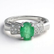 Zilveren ring met een Bahia-smaragd