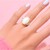 Gouden ring met een Braziliaanse witte opaal