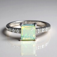 Anillo en plata con Ópalo de Welo