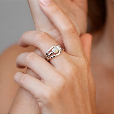Anillo en plata con Ópalo de Welo (de Melo Essence)