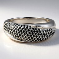 Anillo en plata con Espinela negra
