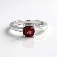 Anillo en plata con Granate de Mozambique