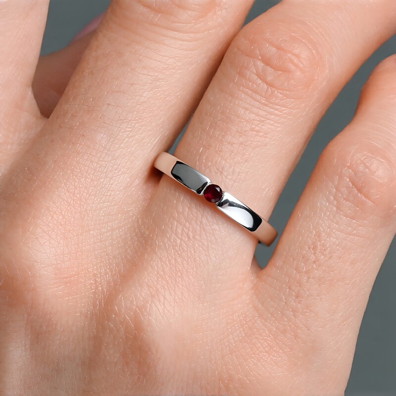 Zilveren ring met een I2 paarse diamant