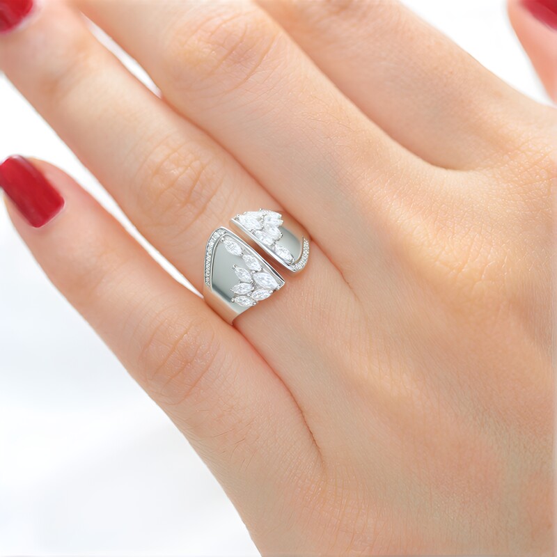 Anillo en plata con Zircón (de Melo Essence)