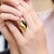 Zilveren ring met een mistige Baltische barnsteen (dagen)