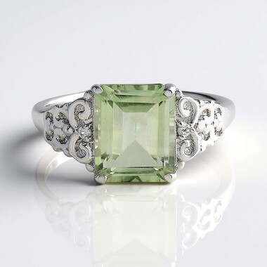 Anillo en plata con Amatista verde