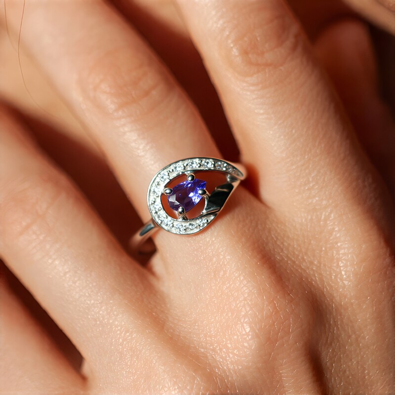 Zilveren ring met een Madagascar ioliet