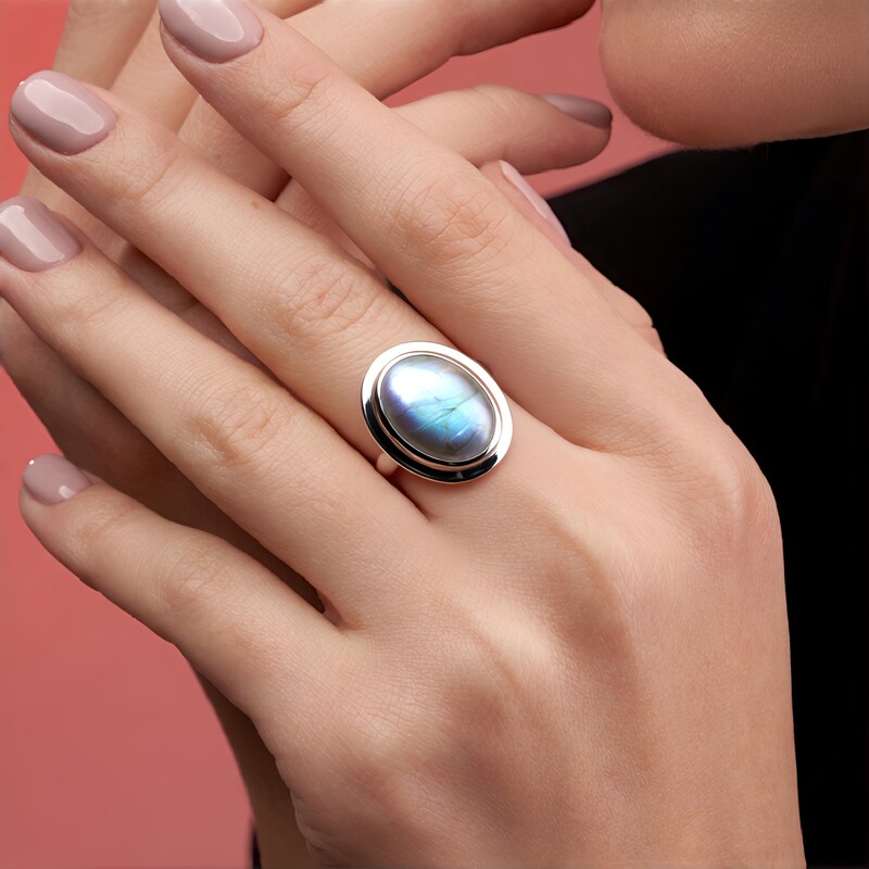 Zilveren ring met een labradoriet