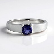 Anello in argento con Iolite