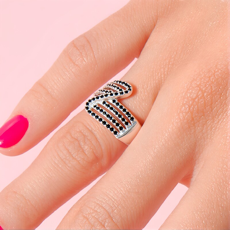 Anillo en plata con Espinela negra