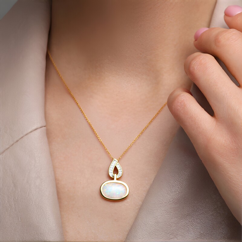 Brasilianischer Weißer Opal-Goldanhänger