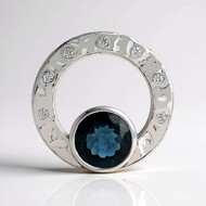 Zilveren hanger met een Londen-blauwe topaas (de Melo Essence)
