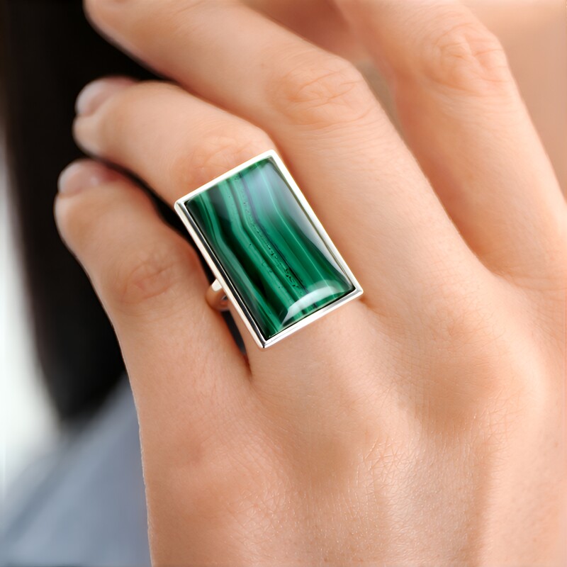 Zilveren ring met een Malachiet (MONOSONO COLLECTION)