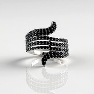 Anillo en plata con Espinela negra