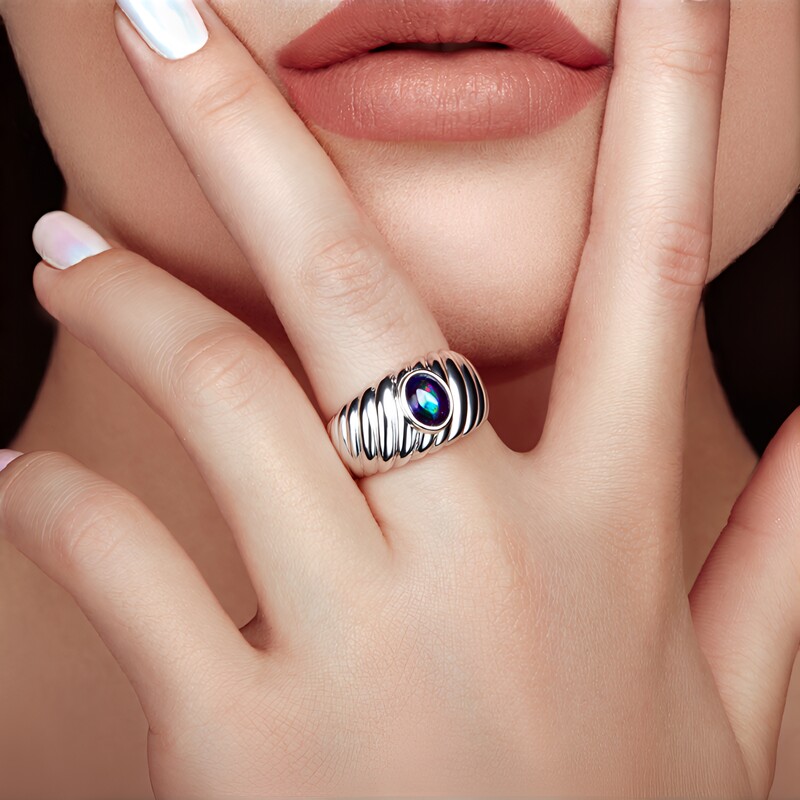 Zilveren ring met een Mezezo opaal (MONOSONO COLLECTION)