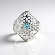 Anillo en plata con Zircón de Ratanak Kirí