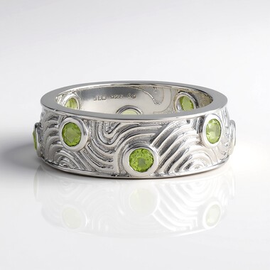 Anillo en plata con Peridoto (de Melo Essence)