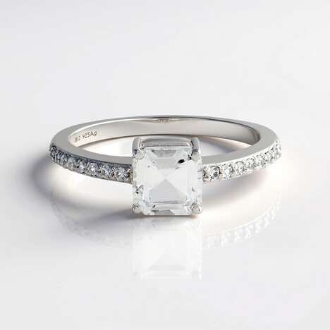 Anello in argento con Petalite